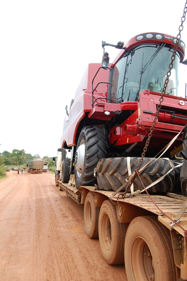 Caminhão com colheitadeira gigante de 17 toneladas atravessa região da Terra Indígena Marãiwatsédé, no Mato Grosso