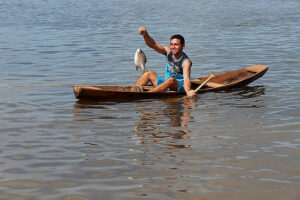 Ribeirinho no Rio Xingu, que será afetado pela barragem. Foto: Divulgação/Movimento Xingu Vivo