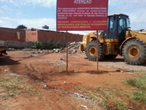Concessionária demoliu construções e colocou avisos informando da posse do bairro (Foto: Evelyn Marinho)