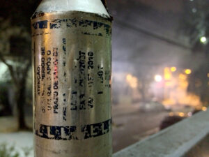 Cápsula de bomba de gás vencida disparada pela PM em ato contra aumento das passagens (Foto: Anali Dupré/Repórter Brasil)