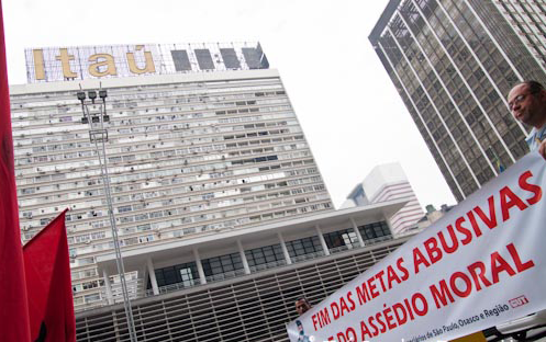 As metas abusivas e o assédio moral são tema nas greves e protestos dos sindicatos bancários, aqui em 2011. Foto: Zé Clarlos Barretta/Flickr
