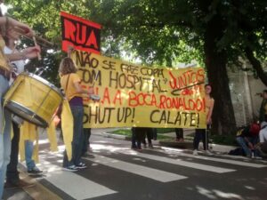 "Cala a boca Ronaldo", diz a faixa estendida em protesto em frente à agência do ex-jogador. Foto: Divulgação/Juntos!
