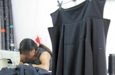 Trabalhadora costura vestido da Argonaut, marca da Pernambucanas. Foto: Bianca Pyl