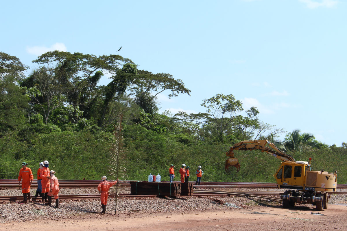 Ferrovia é esperança de emprego na região. Na foto, reforma de trilhos em Paruepebas (Pará). Foto: Piero Locatelli