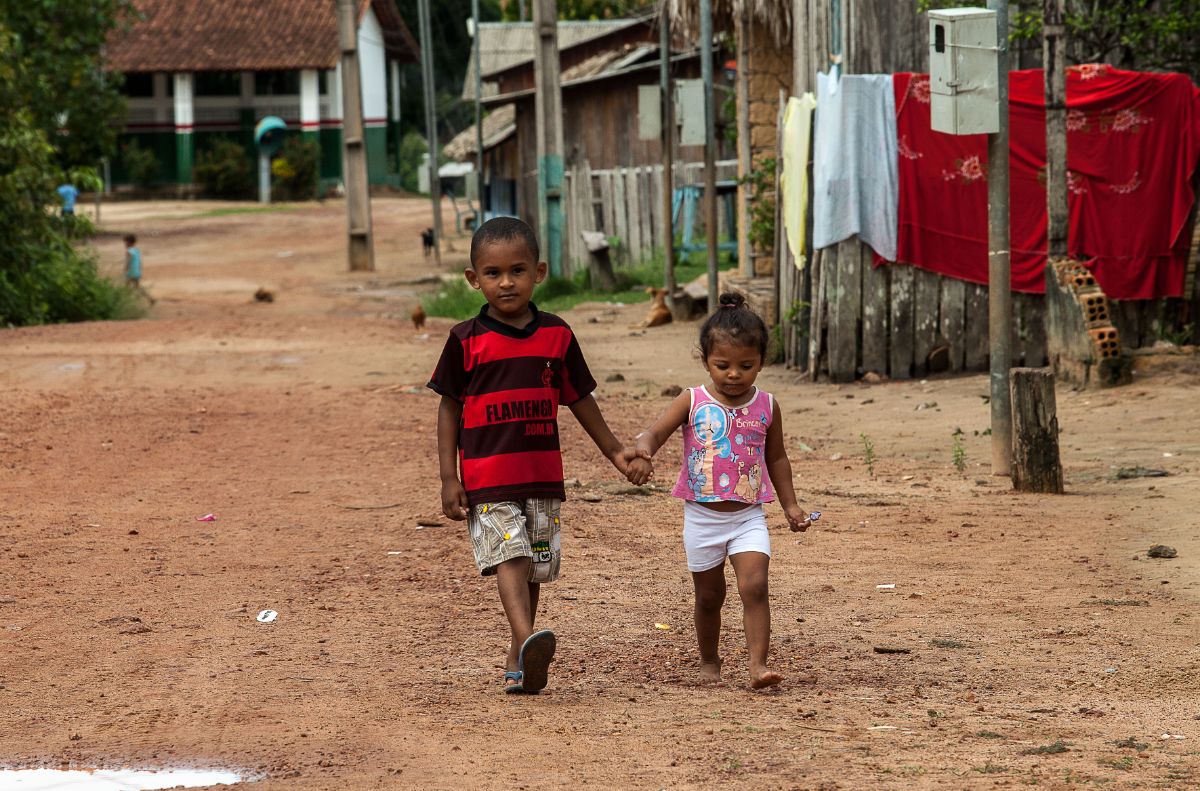 Crianças em Pimental, comunidade de mais de cem anos, que será alagada pela nova barragem. Foto: Lilo Clareto/Repórter Brasil