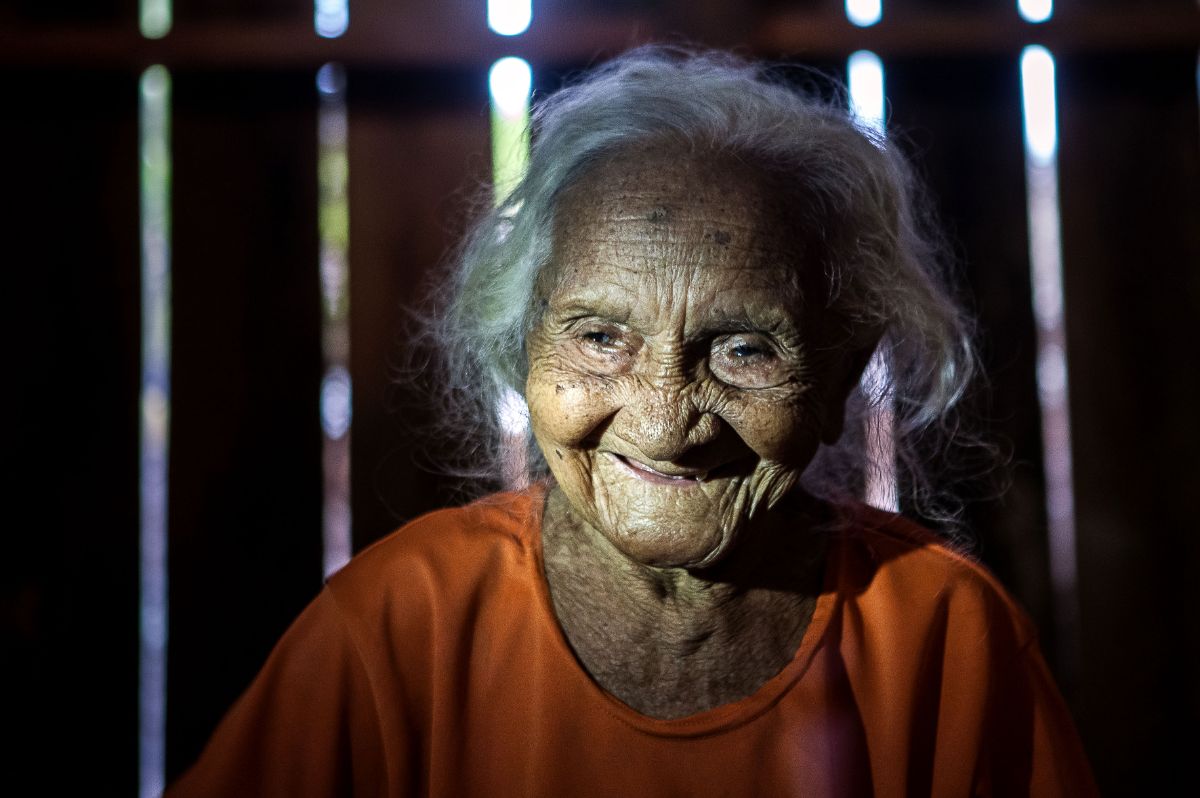 Dona Bibiana, conhecida como Gabriela, completou 107 anos e é a moradora mais antiga de Pimental: já caçou onça com rifle e flechas e foi caçada pelas “pintadas mais bravas”. Foto: Lilo Clareto/Repórter Brasil