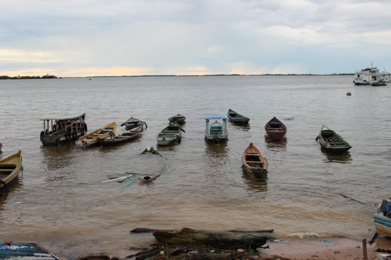 Barcos em Santarém, onde os quilombolas levam seus peixes para a venda. Foto: Mikaell Carvalho/Repórter Brasil