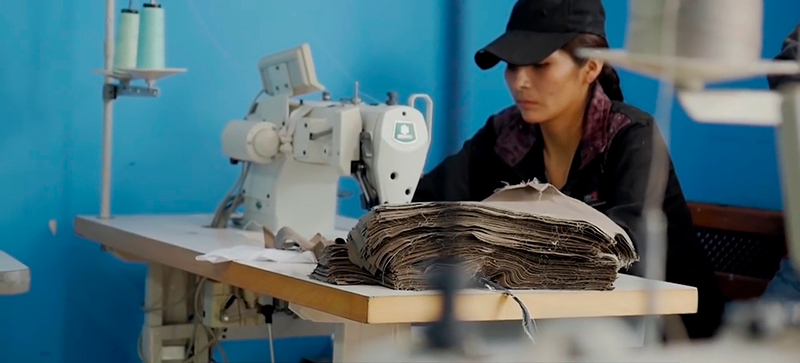 Migrantes bolivianos costuravam mais de 14 horas por dia e recebiam, em média, R$ 0,34 centavos por hora trabalhada em oficina terceirizada da Mektrefe. Fotografia: Al Jazeera/Repórter Brasil