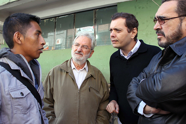 Deputados Amaury Teixeira (PT-BA), Cláudio Puty (PT-PA) e Ivan Valente (da dir à esq) conversam com trabalhador imigrante que foi escravizado no Brasil, durante viagem que parlamentares fizeram à Bolívia por conta da CPI
