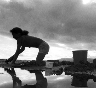 Menina marisqueira em Maragogipe, na Bahia. Foto: João Roberto Ripper / Imagens Humanas 