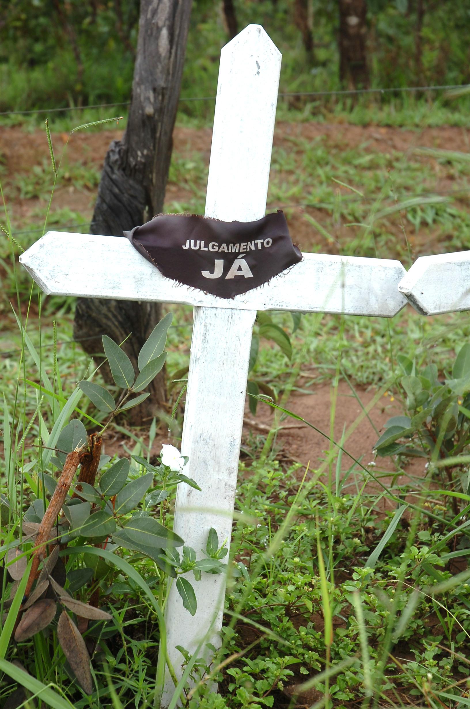 Uma das quatro cruzes fincadas ao lado de uma estrada de terra na Fazenda Bocaína, onde a chacina ocorreu, em memória aos funcionários do MTE (Foto: José Cruz/ABr)