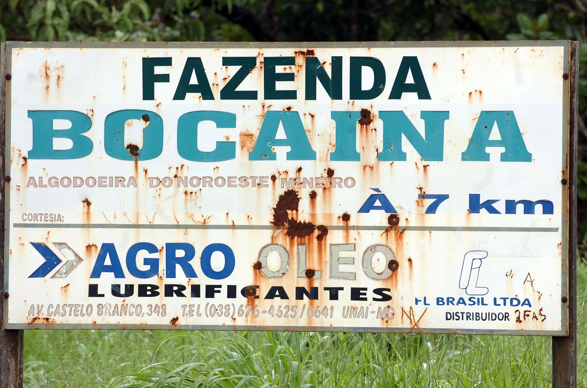 Placa que indica a entrada da Fazenda Bocaina, do fazendeiro Norberto Mânica,  onde ocorreu a Chacina de Unaí (Foto: José Cruz/ABr)