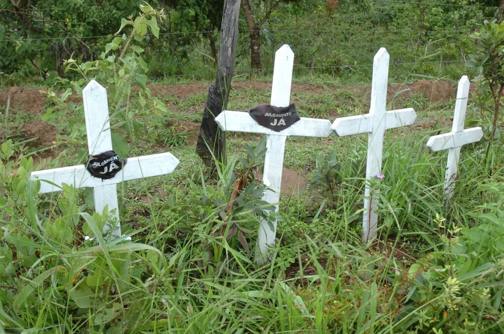 Cruzes fincadas na Fazenda Bocaina, da família Mânica, marcam o local onde três fiscais e um motorista do Ministério do Trabalho foram assassinados em 28 de janeiro de 2004 (Foto: José Cruz/Abr)