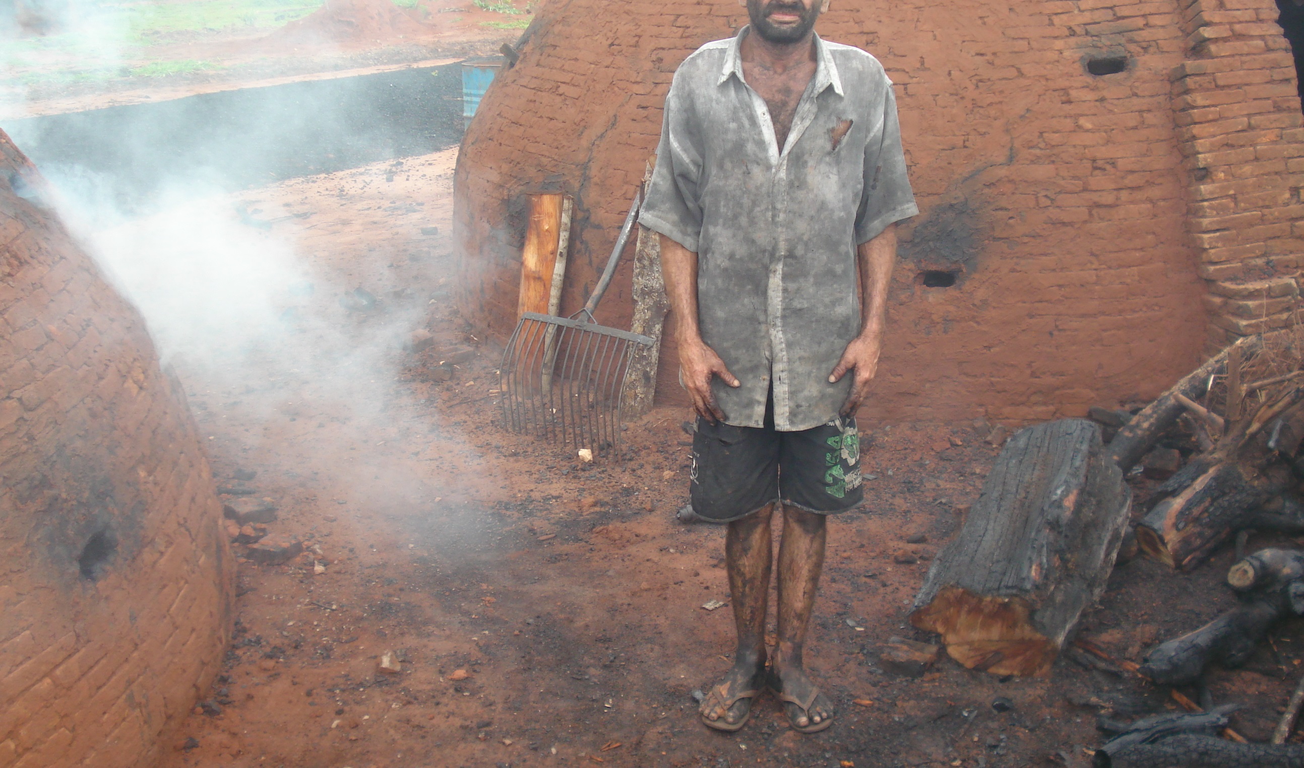 Trabalhador resgatado em carvoaria em Goiás. Foto: Divulgação/SRTE-GO