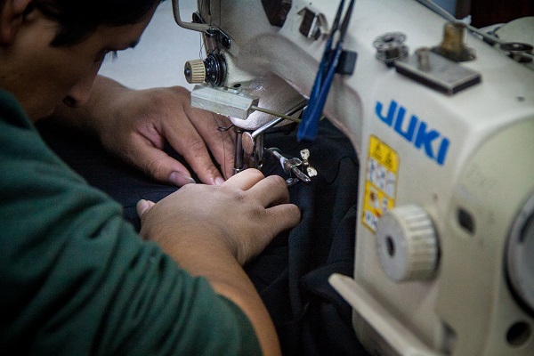 Trabalhador imigrante resgatado em oficina de costura em São Paulo. Foto: Anali Dupré