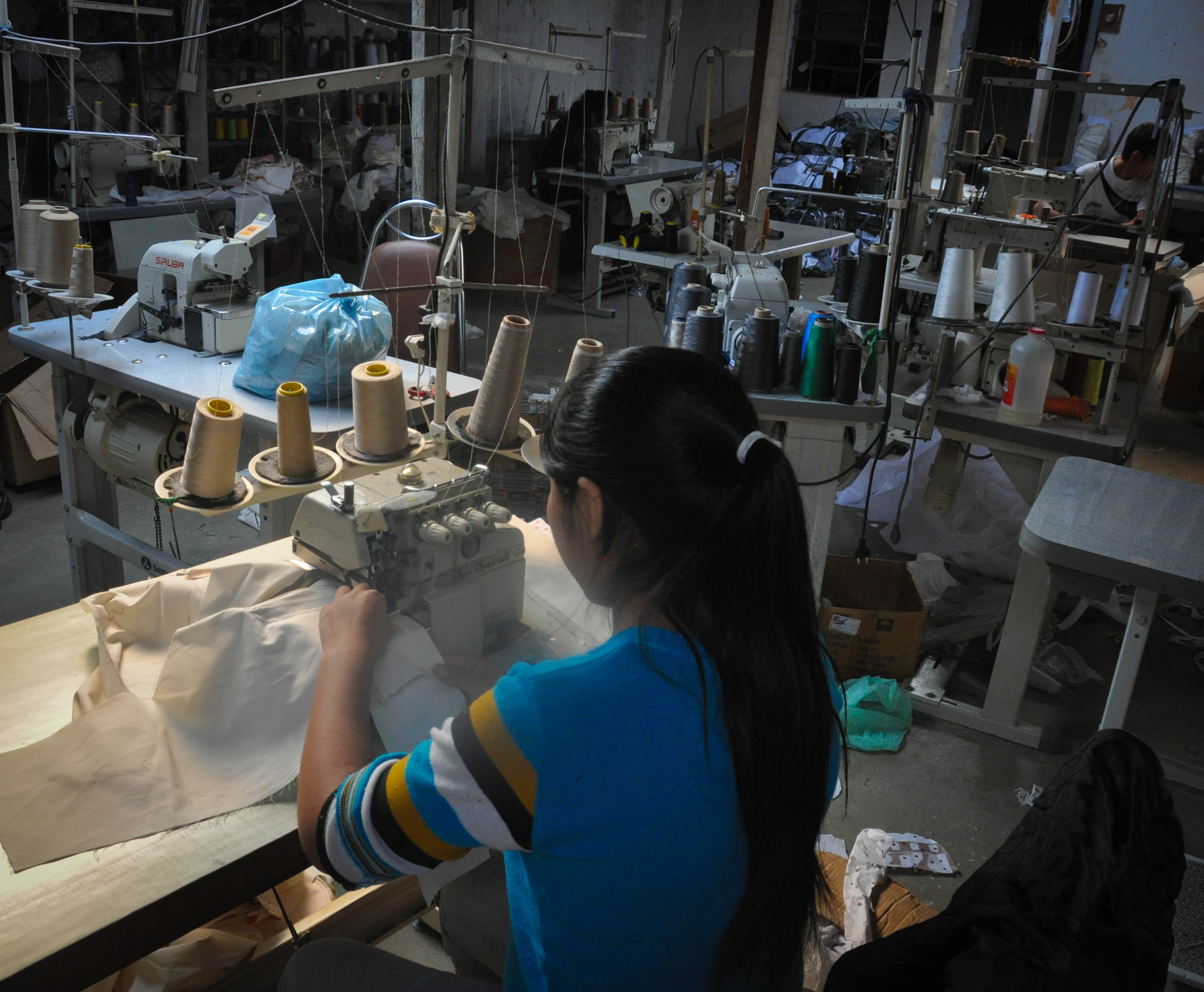 Trabalhadores produzindo peças para a Lojas Americanas. Foto: MPT/Divulgação