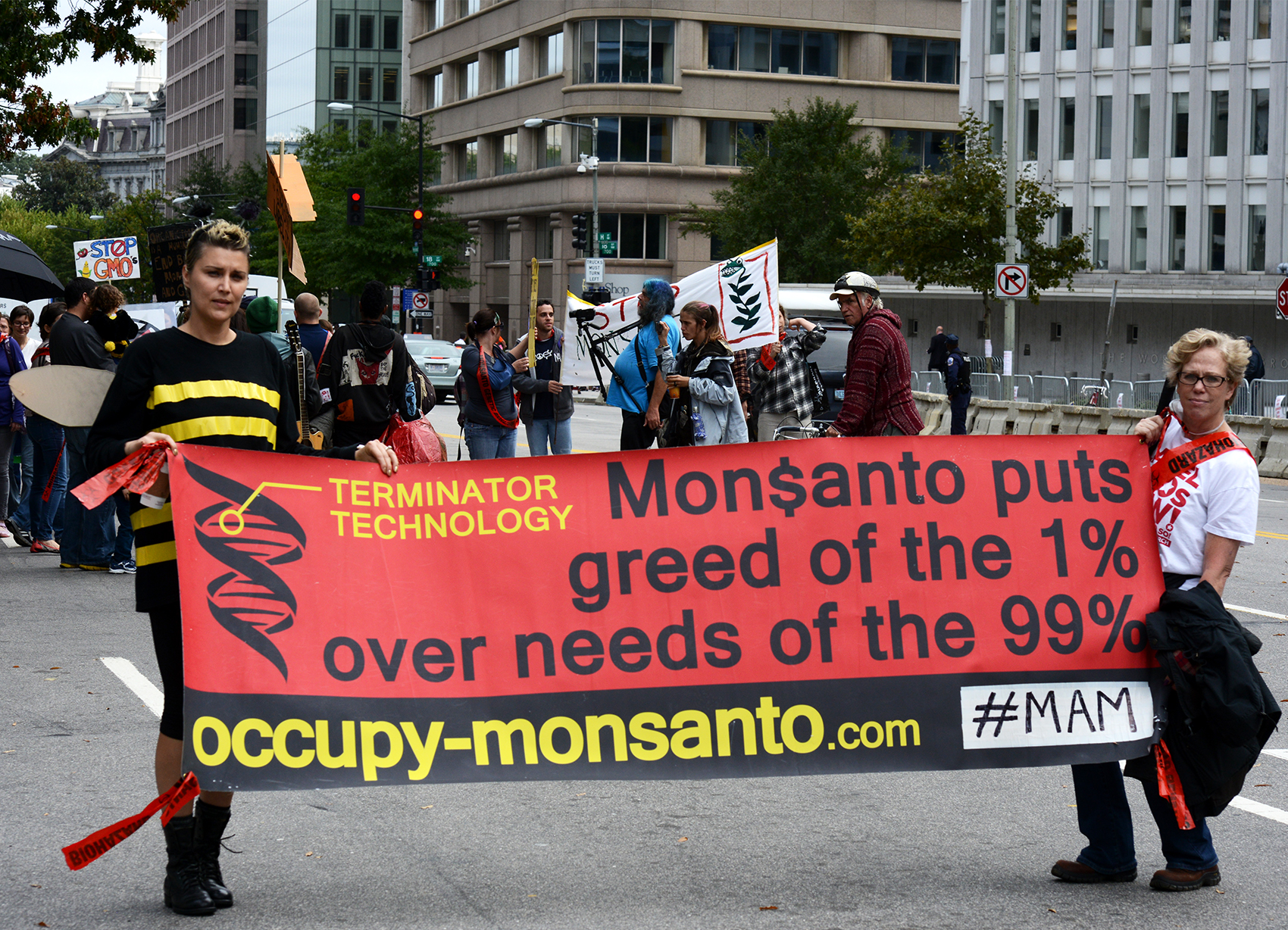 Em outubro, manifestações contra transgênicos ocorreram em 57 países. Em Washington, nos Estados Unidos, cartaz destaca a tecnologia terminator: "A Monsanto coloca a ganância dos 1% sobre as necessidas dos 99%" (Foto: Stephen Melkisethian/Flickr)