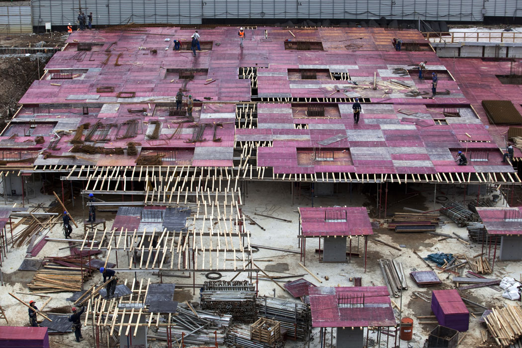 As grandes obras no Brasil muitas vezes são as mais complicadas em términos de saude e segurança dos trabalhadores. Aqui: A obra da Arena da Baixada. Foto: CAP/Divulgação