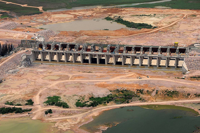 Também em Rondônia teve interferências políticas no embargo de obras, aqui a hidroelectrica Jirau. Foto: PAC/divulgação