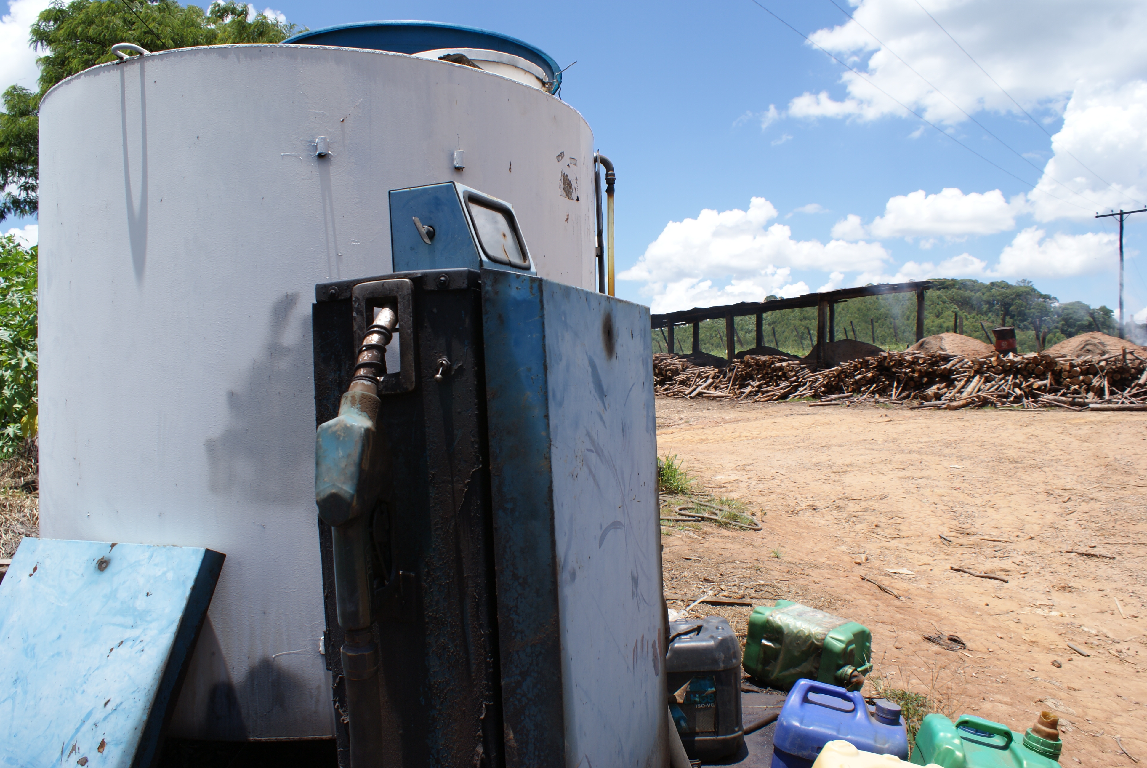 Tanque de óleo diesel ficava próximo a fornos de carvão onde trabalho escravo foi flagrado (Foto: Stefano Wrobleski)