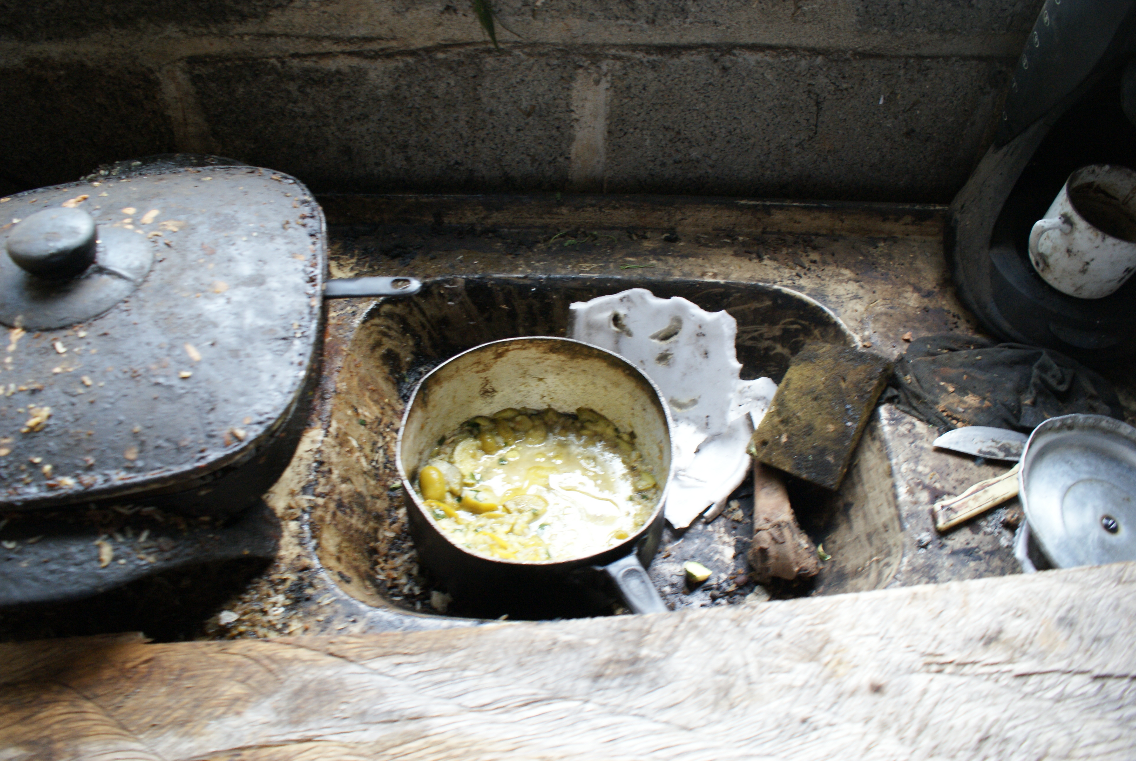 Restos de comida e pó de carvão acumulado na pia do alojamento de um dos resgatados contribuiu para a degradância do local
