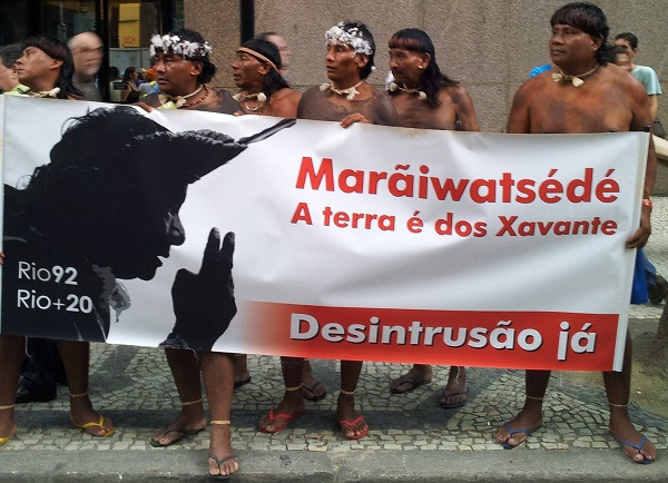 Índios Marãiwatséde exibiram cartazes durante a Rio+20 e foram aplaudidos em meio à Cúpula dos Povos Fotos: Daniel Santini