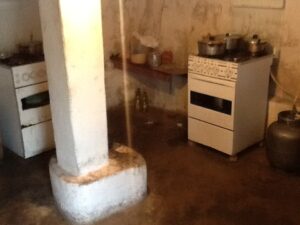 Cozinha de alojamento dos trabalhadores da Cemig estava em péssimas condições