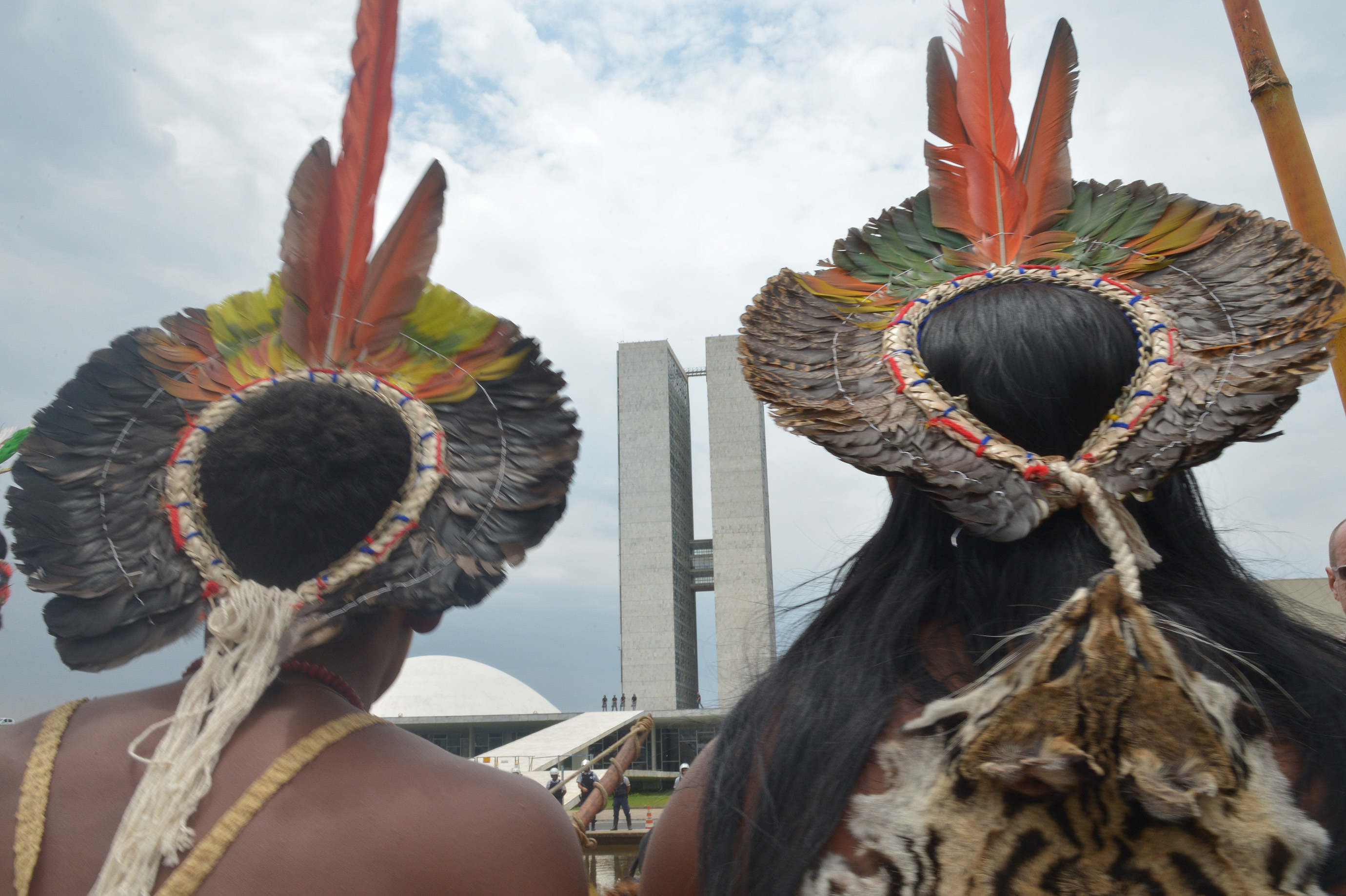 Índios em frente ao Congresso durante protesto realizado em outubro de 2013 para chamar a atenção sobre ofensiva legislativa. Foto: Wilson Dias/Abr