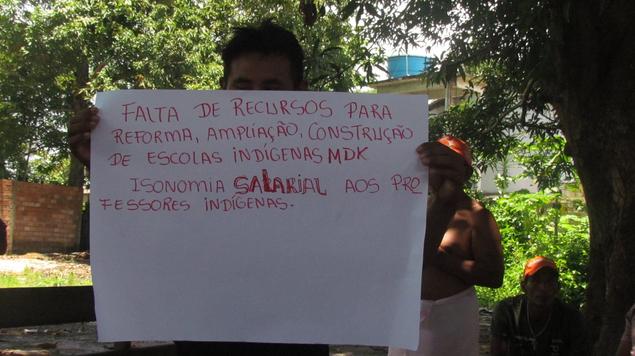 Indígena exibe cartaz com reinvidicações em Jacareacanga (PA). Fotos: Kabaiwun Kaba, vulgo Leusa kaba
