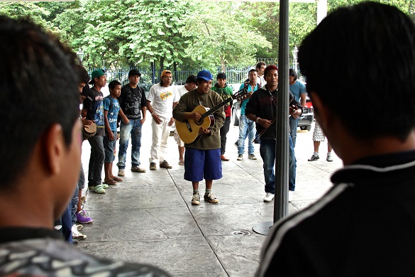 Índios tocam, dançam e cantam no Pátio do Colégio. Foto: Caio Castor