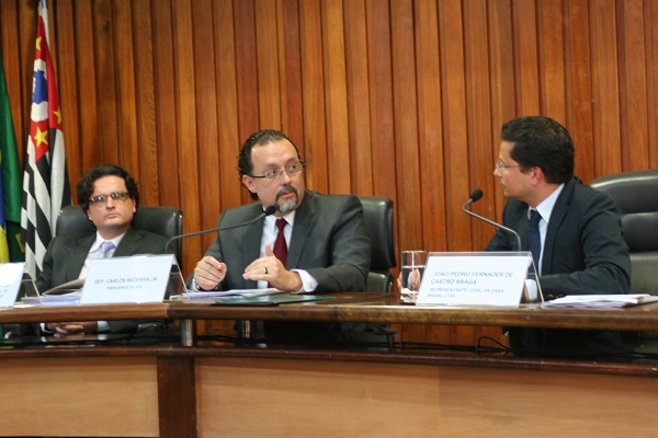 Carlos Bezerra (à esquerda) e João Braga, da Zara, debatem em audiência da CPI do Trabalho Escravo. Foto: Igor Ojeda