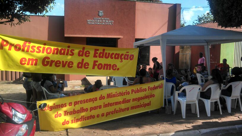 Manifestação exibem faixas em frente à sede do Ministério Público Estadual. Foto: Divulgação/Sintepp