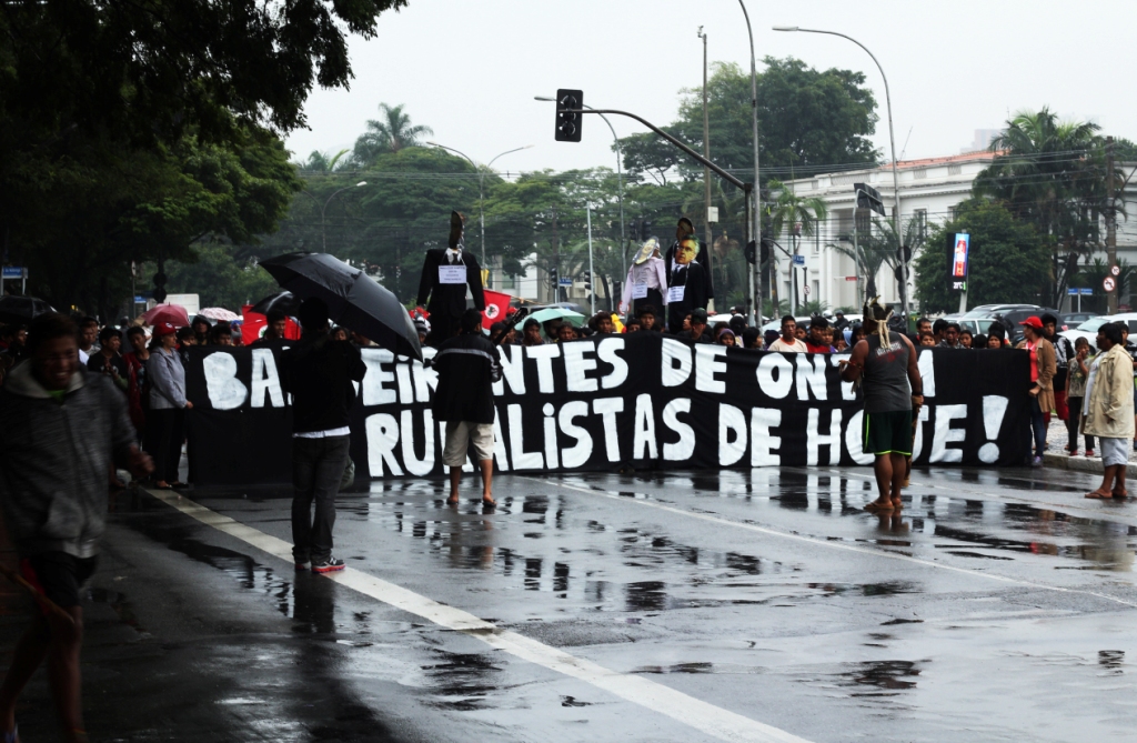 Comissão Guarani Yvyrupa fecha a Av. Pedro Álvares Cabral em São Paulo (Foto: Beatriz Macruz)