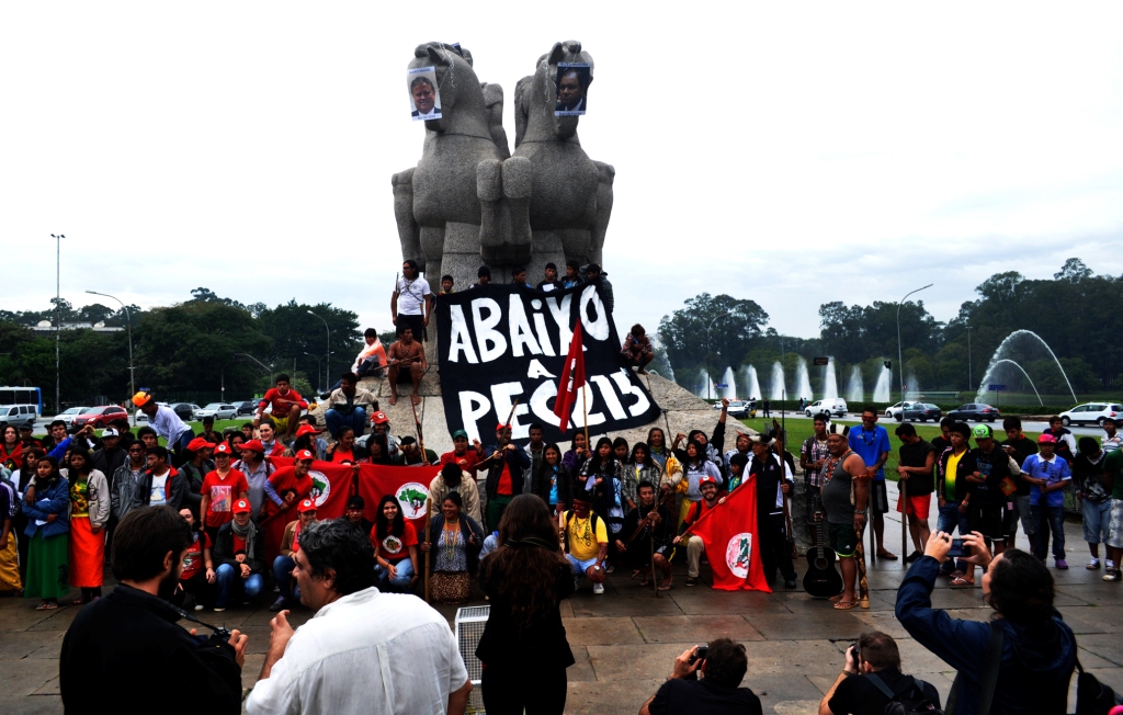 Índios relembram o genocío bandeira em protesto nesta sexta-feira (6) (Foto: Guilherme Zocchio)