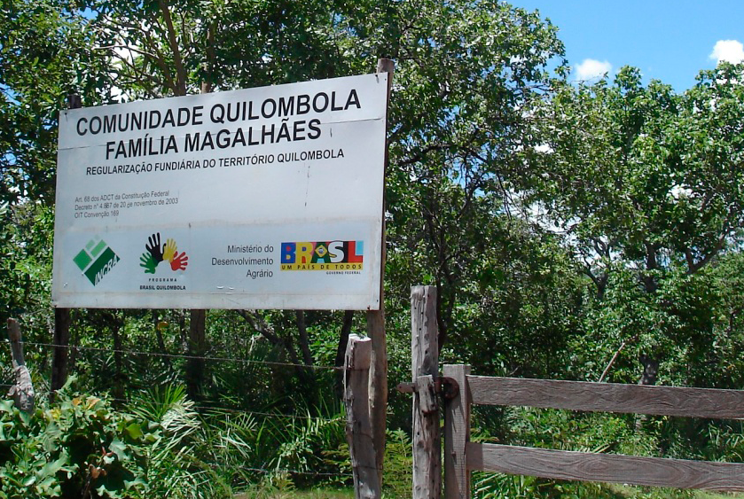 Placa colocada pelo Incra na entrada do território do Quilombo Família Magalhães (Fotos: Daniela Perutti)