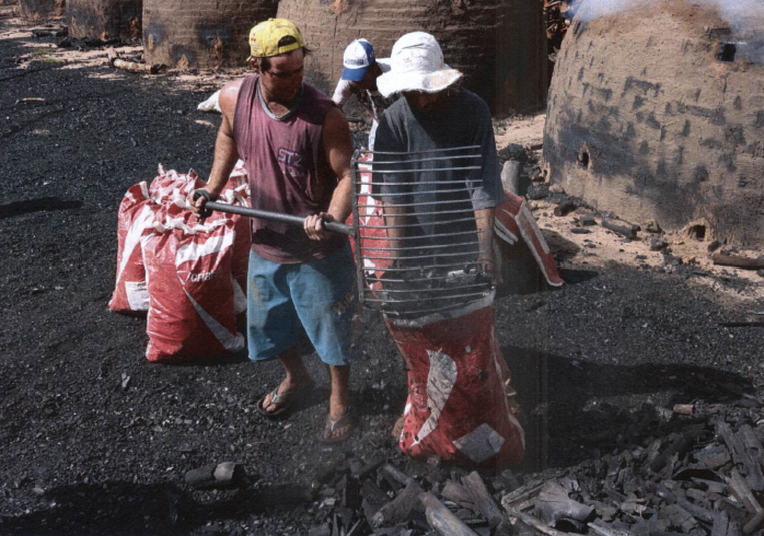 Vestindo chinelos e bermudas sujeitos ao pó e à fumaça resultantes da queima do carvão. Foto: SRTE-GO