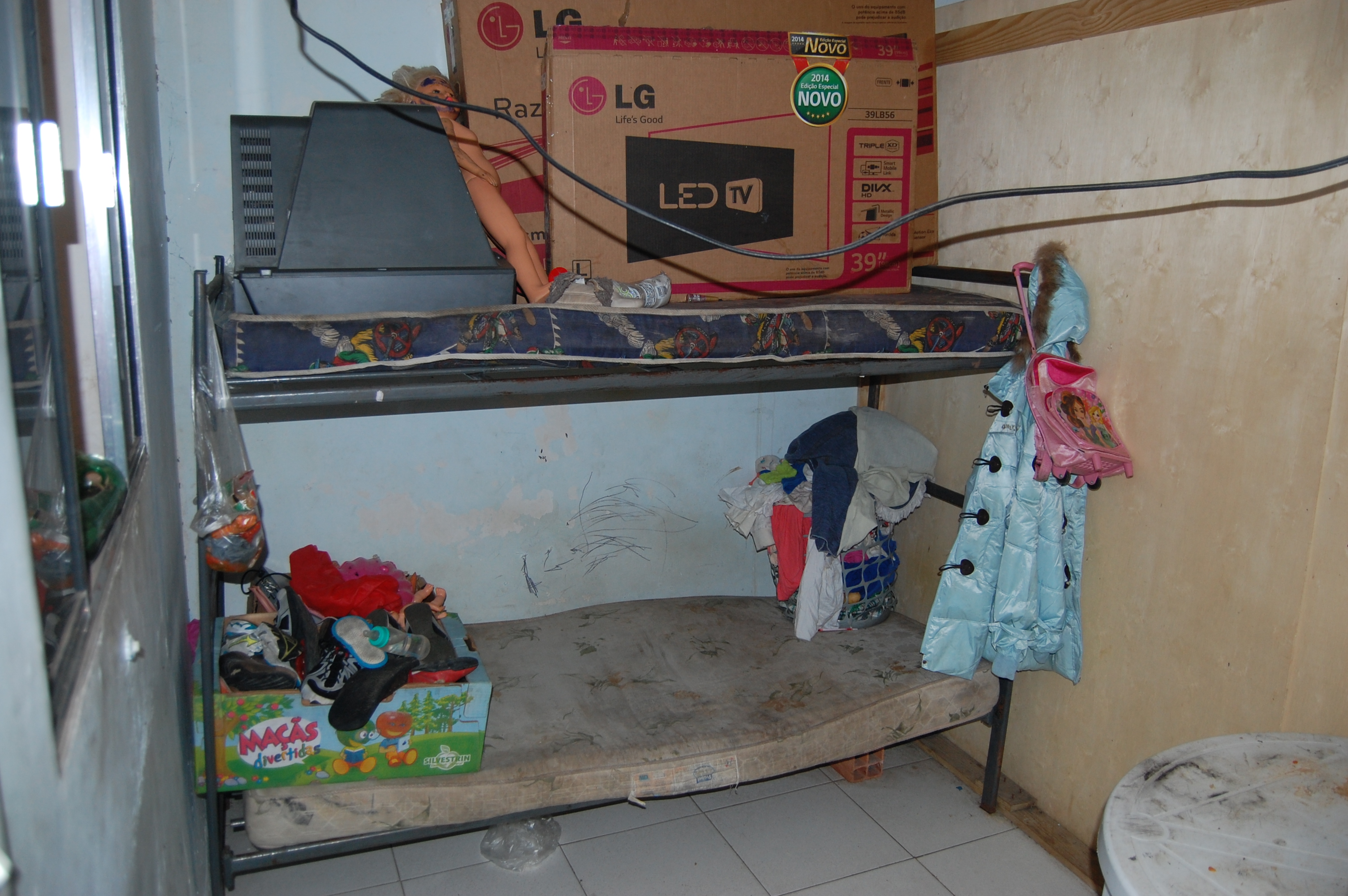 Cômodo em que via uma famílias em um dos alojamentos da oficina terceirizada pela Renner. Foto: Igor Ojeda