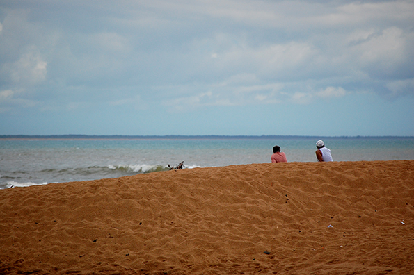 Margens da praia estão assoreadas e dificultam a atuação dos pescadores (Foto: Guilherme Zocchio)