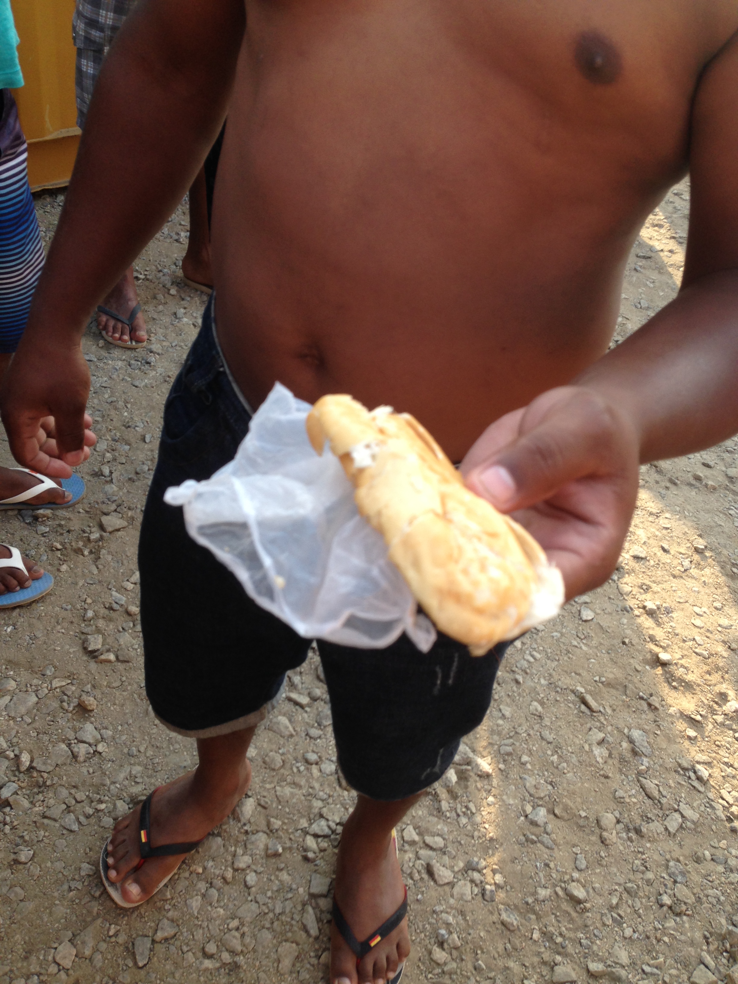 Trabalhador resgatado mostra o único pão que recebeu para o café da manhã