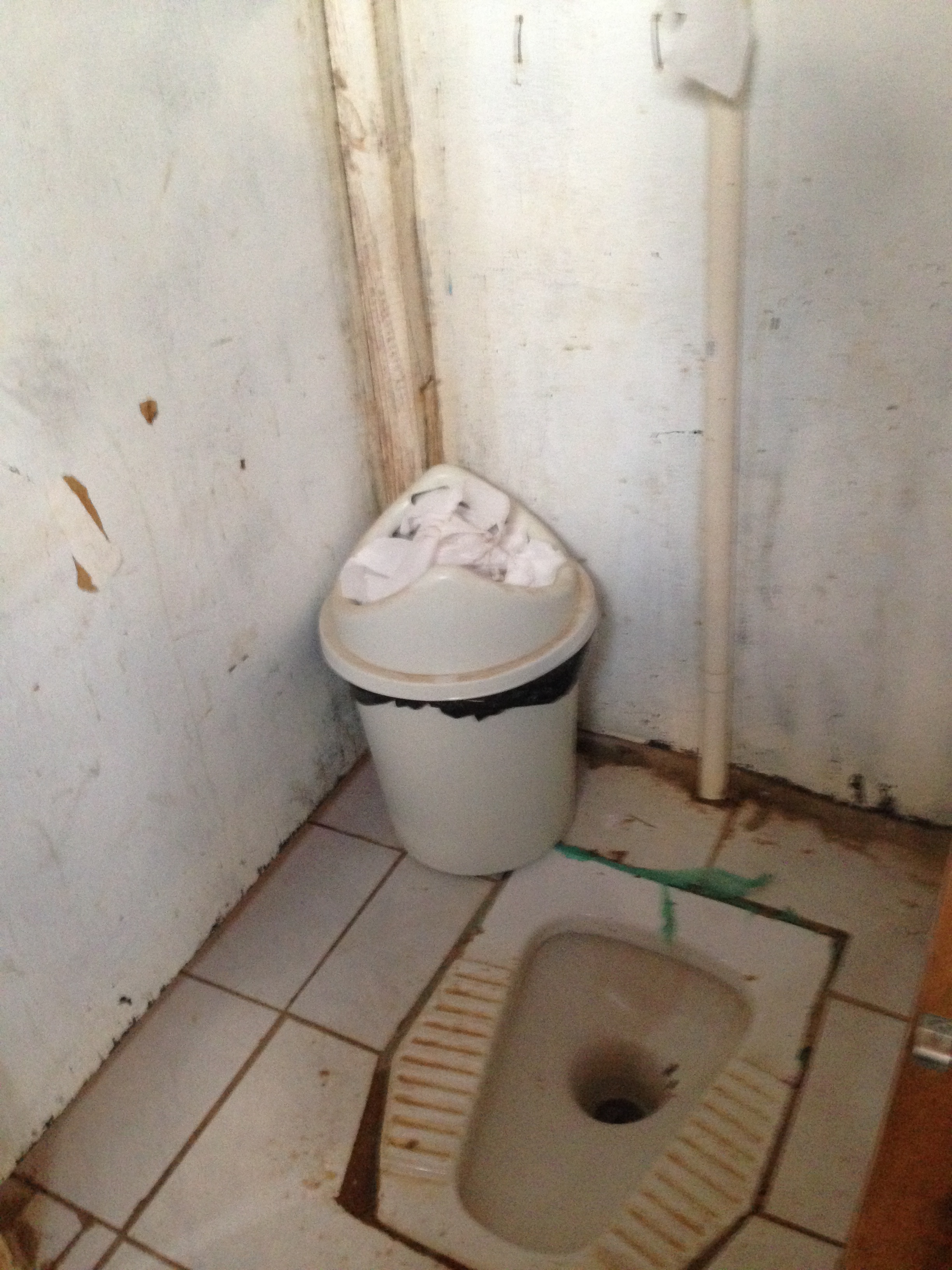 Fossa turca em banheiro localizado no andar de baixo do refetório