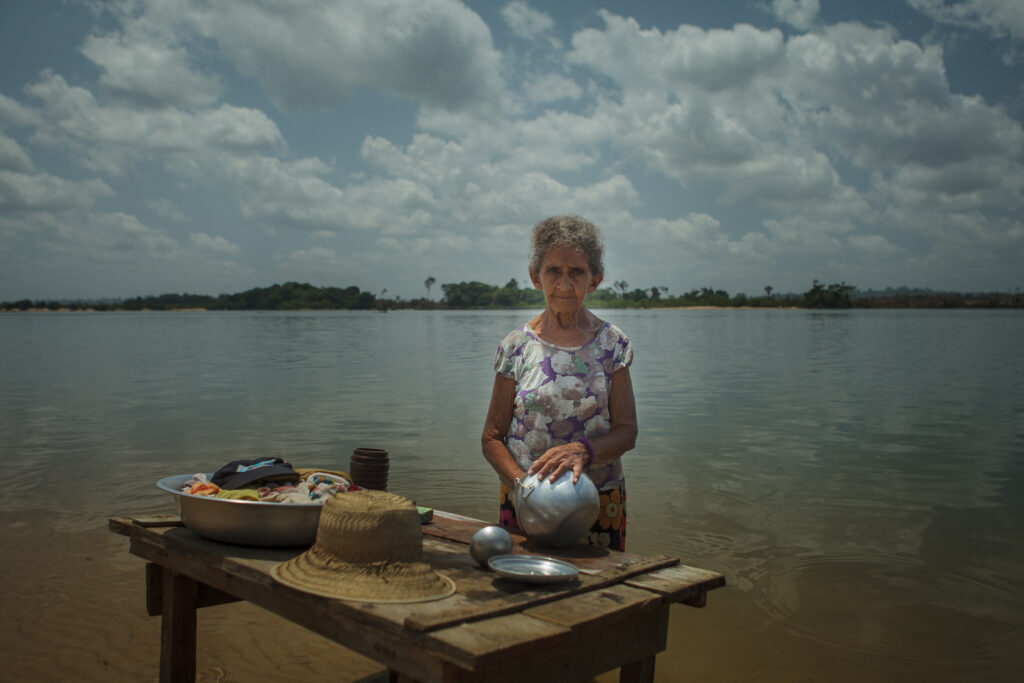 Ribeirinhos foram removidos para conjuntos sem uma árvore em pé na periferia de Altamira. (Foto: Marcio Isensee e Sá)