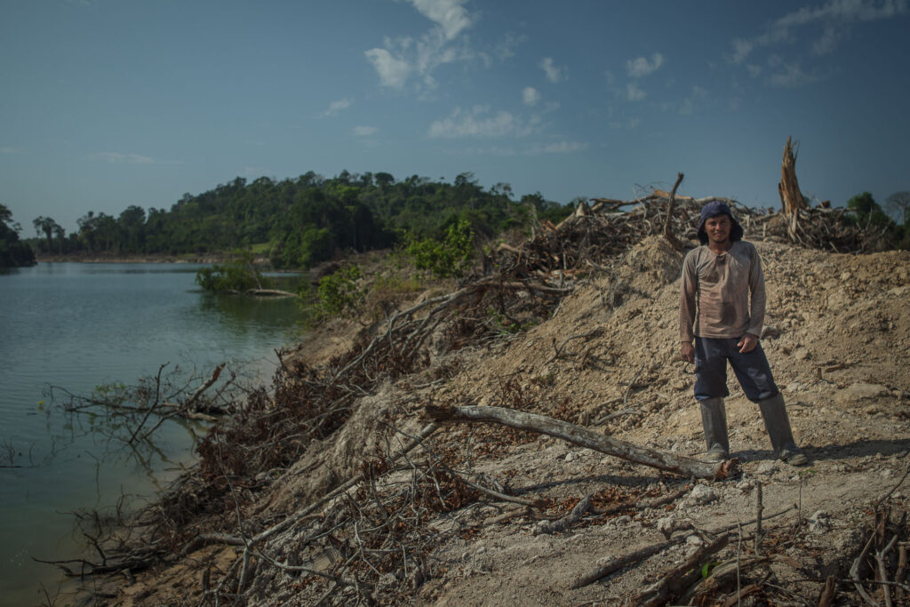 Contratado para desmatar, trabalhador sofre ao ver o local onde cresceu sendo destruído. (Foto: Marcio Isensee e Sá)
