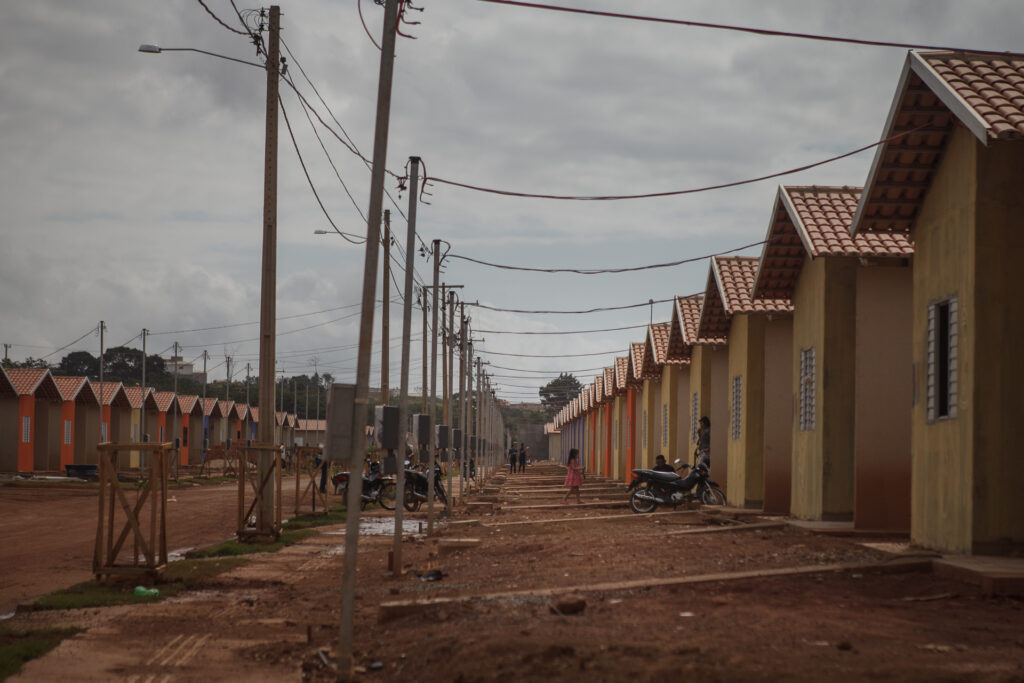 Loteamento construídos removidos por Belo Monte lembra conjuntos habitacionais da década de 70 (Foto: Marcio Isensee e Sá)