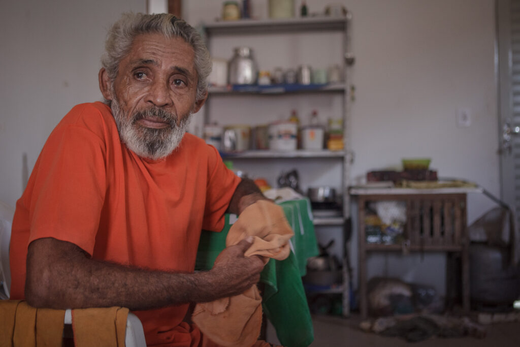 Ribeirinho se choca ao saber que Castanheiras foram derrubadas para construir sua casa (Foto: Marcio Isensee e Sá)