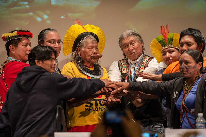 Em Paris para receber o Prêmio Equador, da ONU, as lideranças munduruku participam de evento que reuniu outras lideranças ambientais importantes do Brasil (Foto: Fábio Nascimento/Greenpeace)