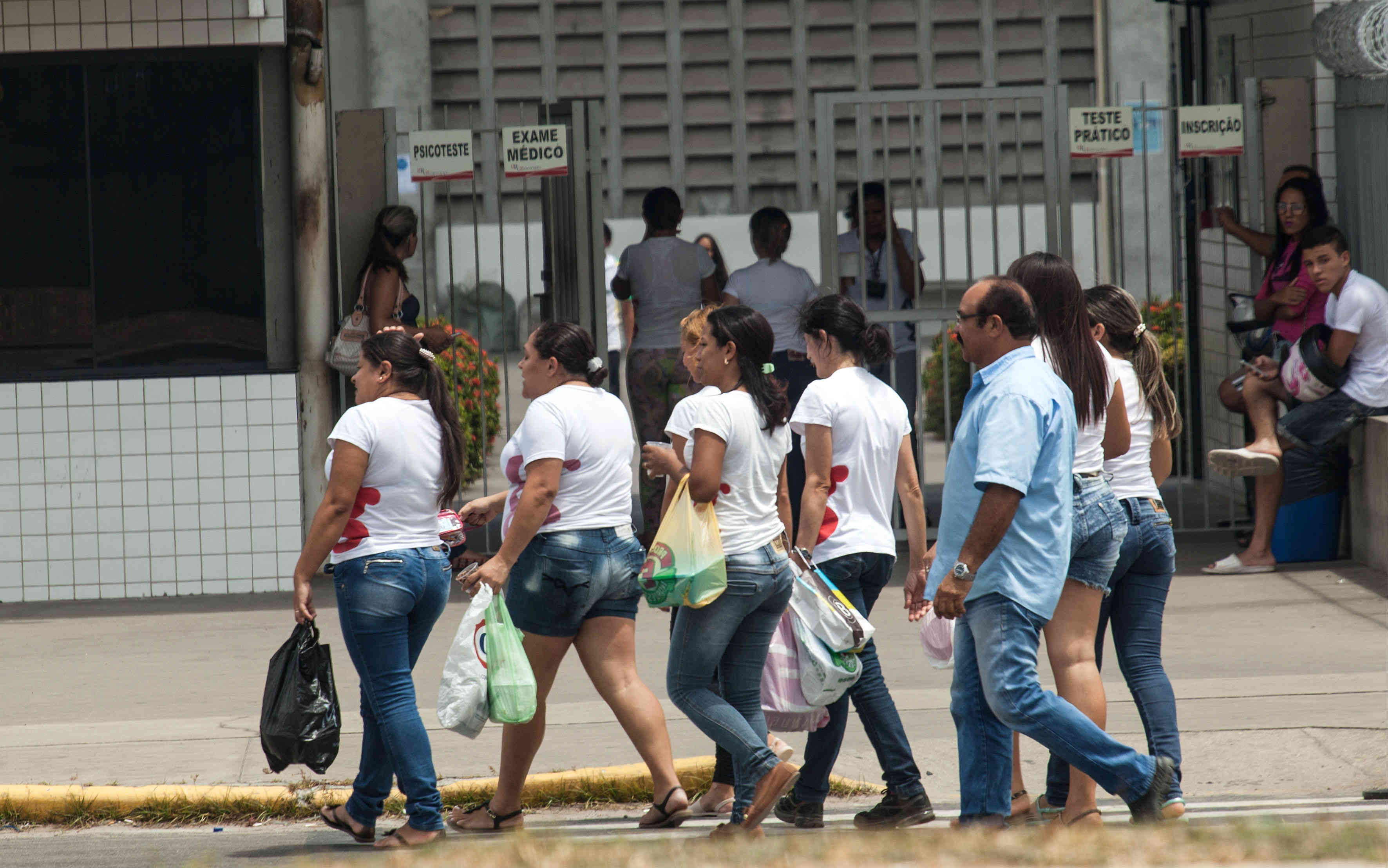 Funcionárias da Guararapes, grupo Riachuelo, entram para a jornada de trabalho na fábrica em Natal, Rio Grande do Norte (Foto: Lilo Clareto)