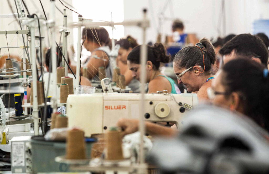 Linha de produção em pequena oficina tercerizada no sertão atende à demanda da Guararapes, do grupo Riachuelo (Foto: Lilo Clareto)