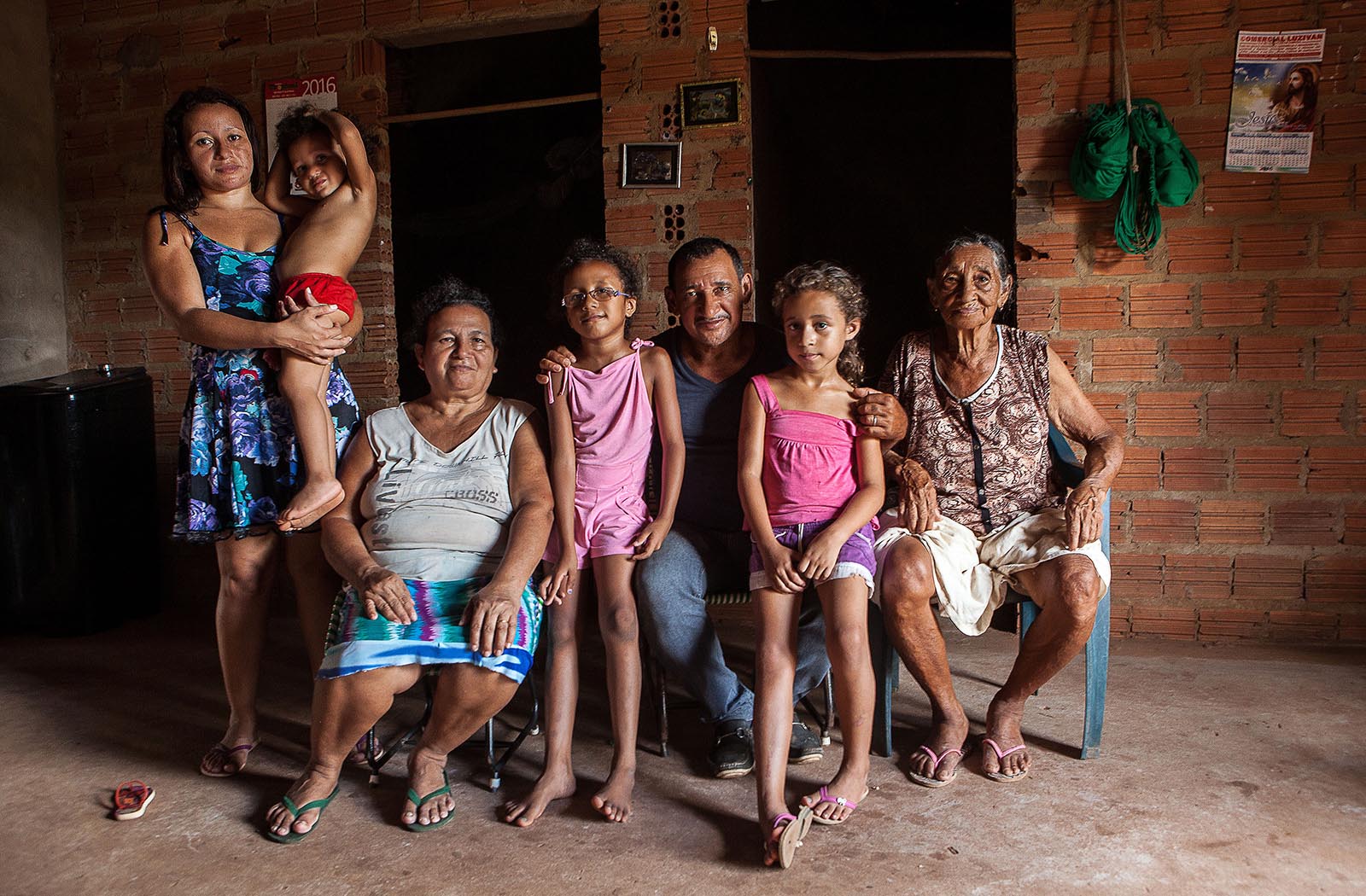 Antônio, ao centro, hoje vive e trabalha em Codó com sua mãe, esposa, filha e netas. Foto: Lilo Clareto/Repórter Brasil