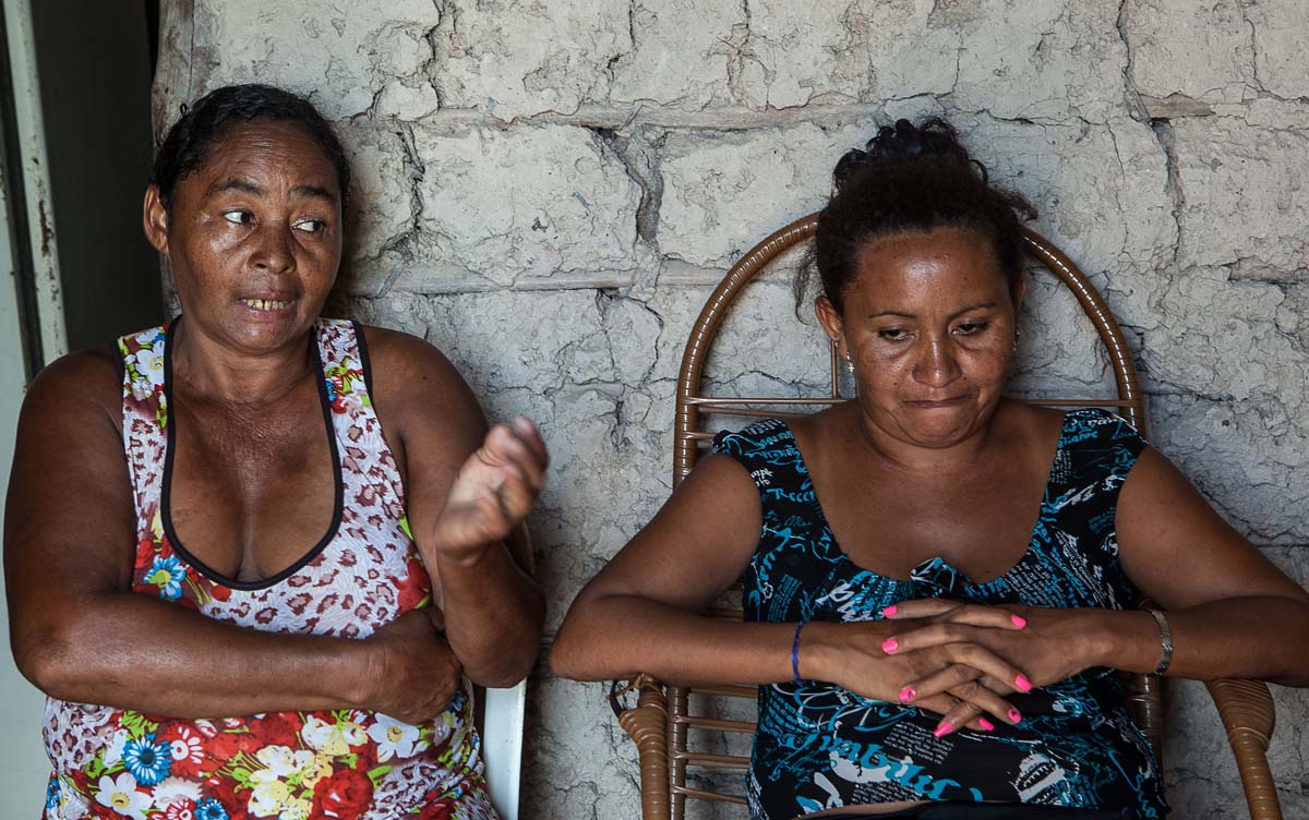 “Um dia tem só arroz, outro dia não tem nada pra comer”, conta Andreia (dir.) ao lado de sua mãe, Tereza. Foto: Lilo Clareto/Repórter Brasil