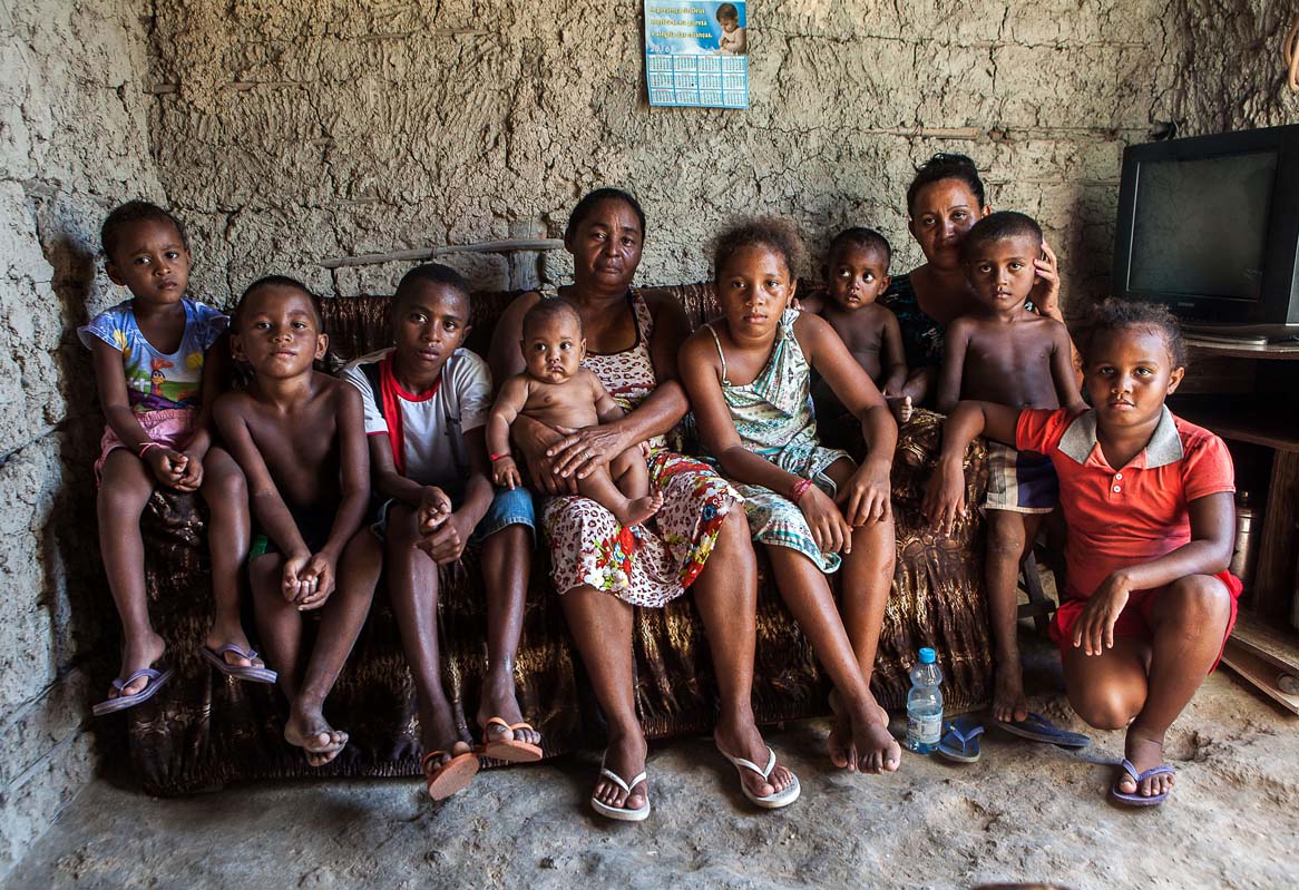 As crianças da casa, que estão em parte na foto, sobrevivem com o que as mães recebem do Bolsa Família. Foto: Lilo Clareto/Repórter Brasil